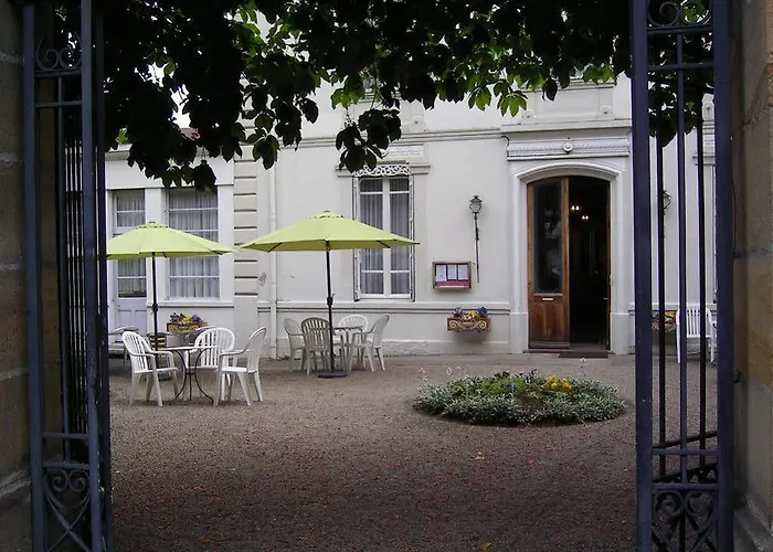 Des Thermes 2* Bourbon-lʼArchambault